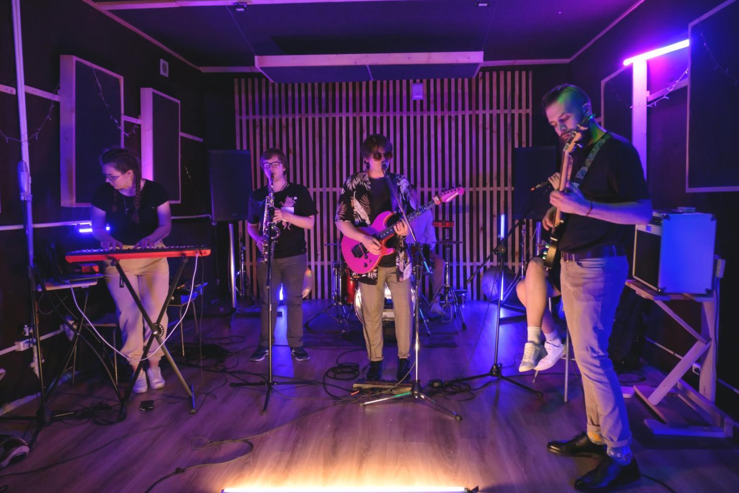 Studio di composizione musicale exorandique con strumenti e spartiti