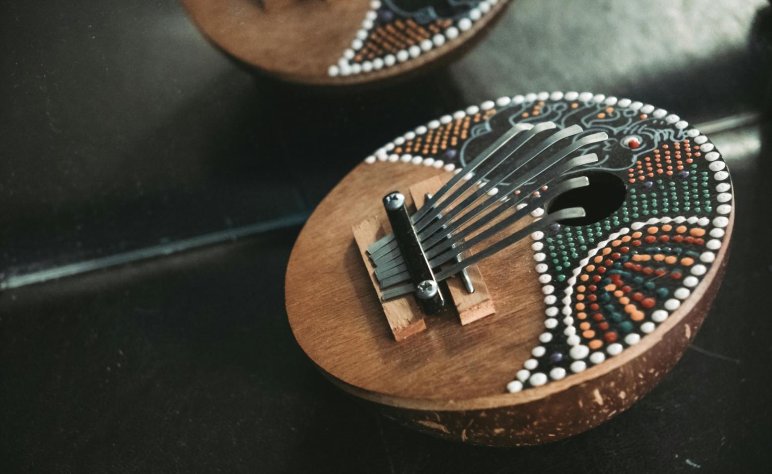 Musicista al lavoro su composizione digitale