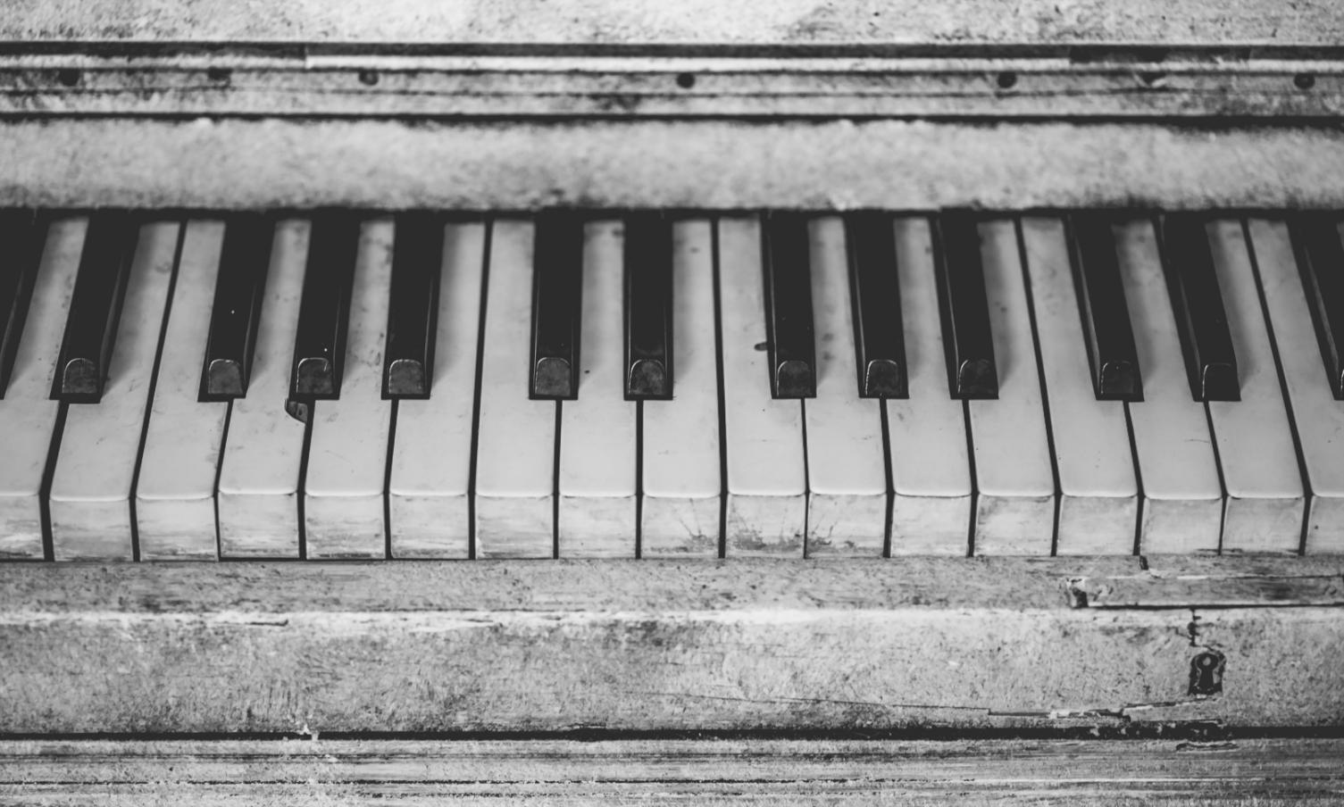Studente al pianoforte durante una sessione di composizione