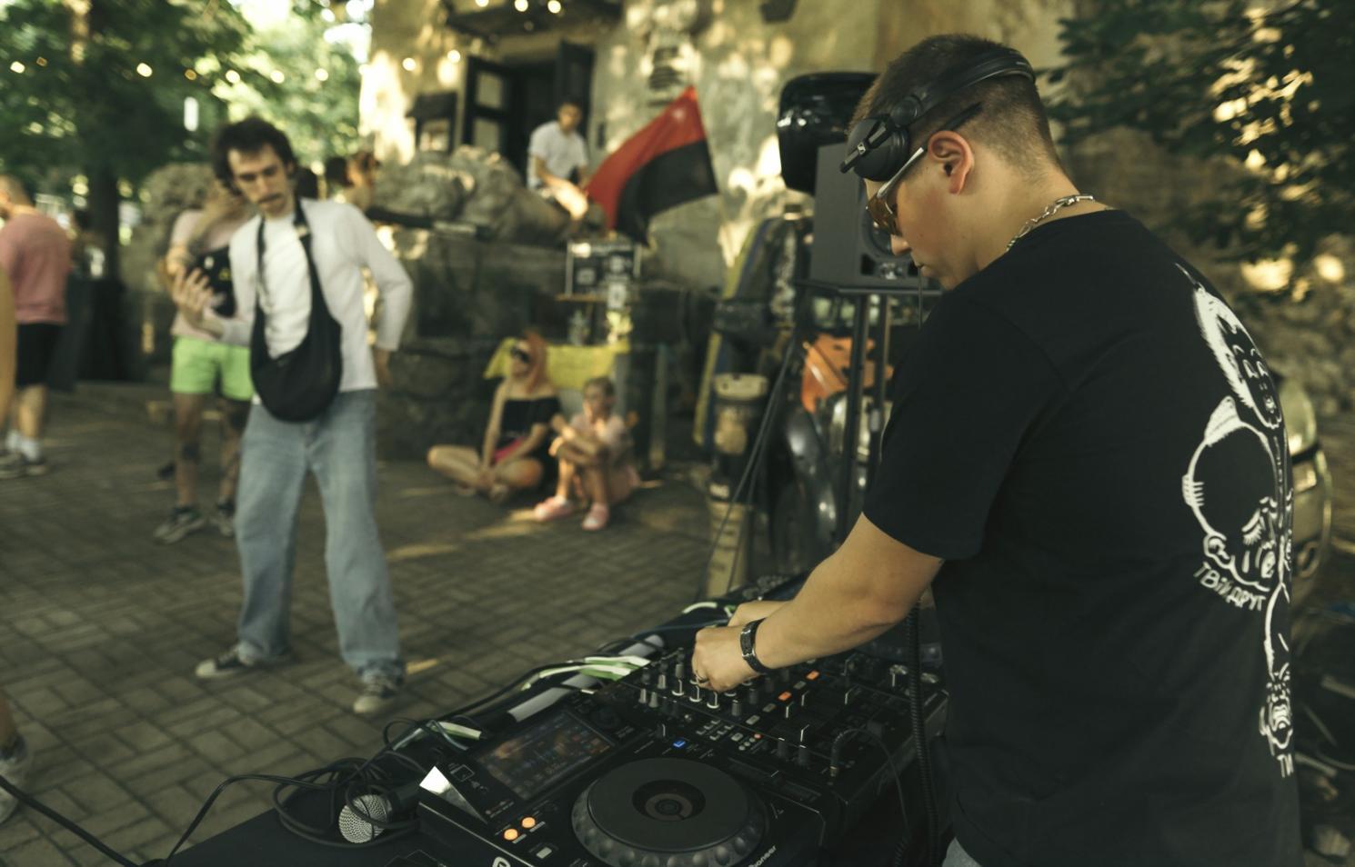 Sessione di lavoro con strumenti digitali per la composizione musicale